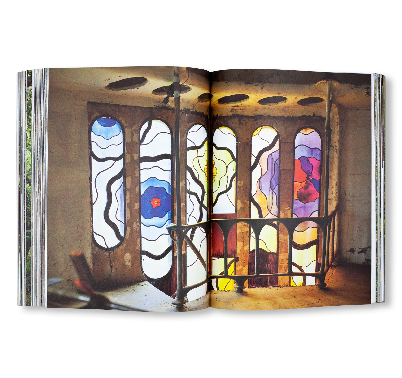 HANDMADE UTOPIA: BACK-TO-THE-LAND ARCHITECTURE IN NORTHERN CALIFORNIA by David Jacob Kramer, Michael Schmelling